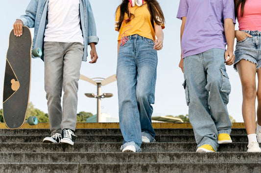 Gruppo di adolescenti che scende le scale