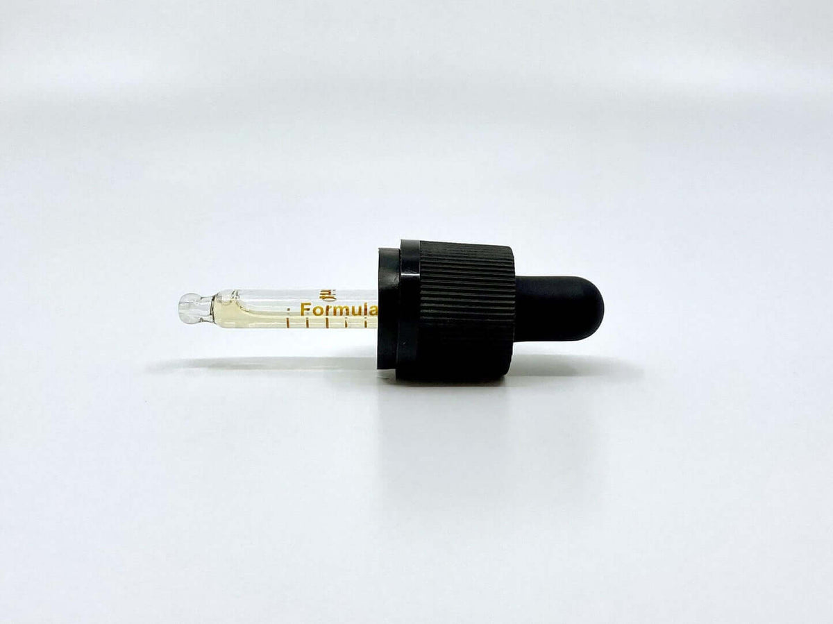 Olio naturale Pipetta sfondo bianco