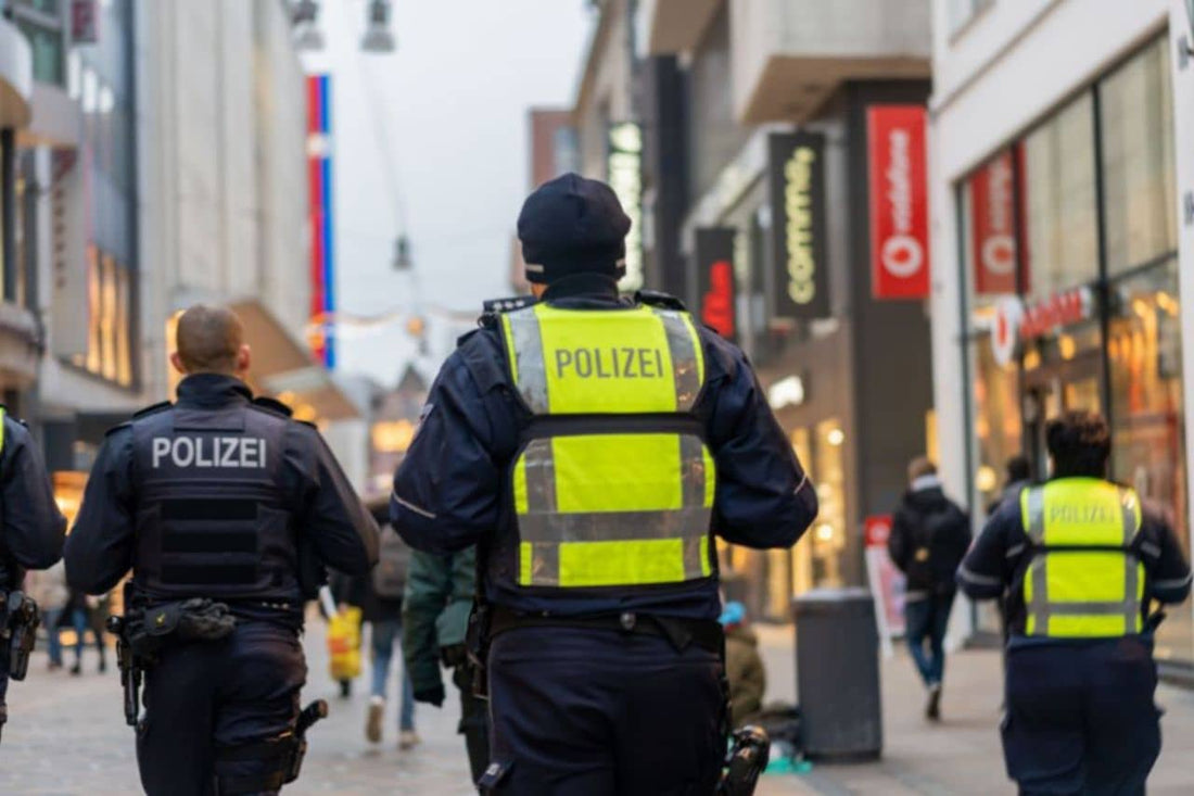 Agenti di polizia che camminano in una strada affollata