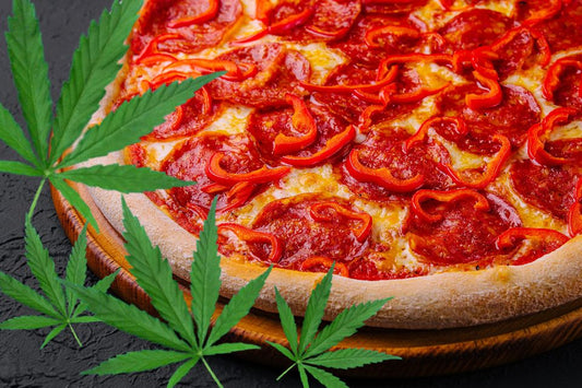 pizza e foglie di cannabis