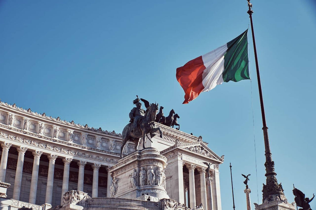 Monumento alla Patria con bandiera italiana