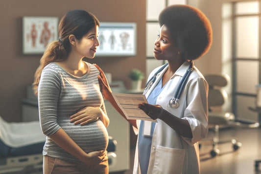 Un medico parla con una donna incinta