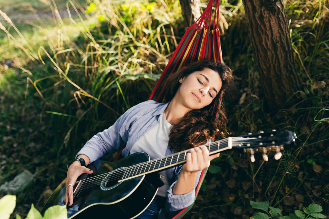 Una ragazza che suona la chitarra