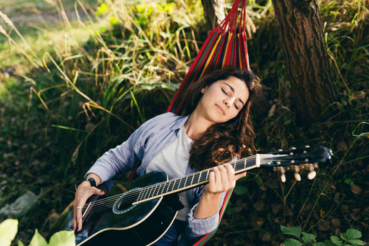 Una ragazza che suona la chitarra