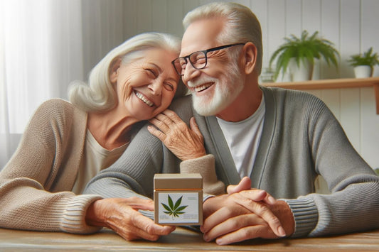 Coppia di anziani con in mano una scatola di cannabis