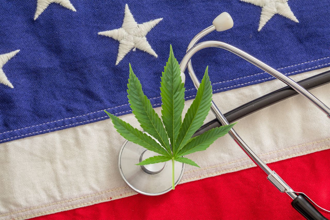foglia di cannabis, stetoscopio e bandiera degli USA