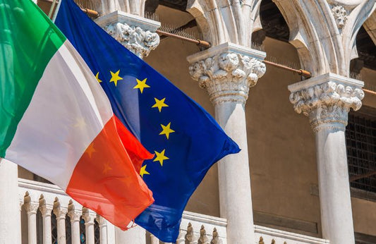 Bandiera italiana e dell'UE che sventola