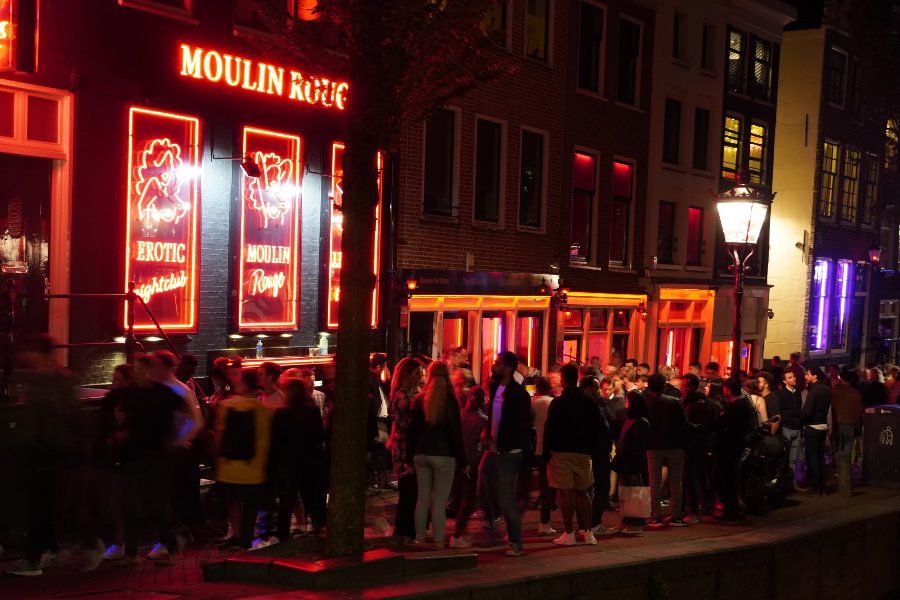 Amsterdam dà un giro di vite al consumo di cannabis nel quartiere a luci rosse