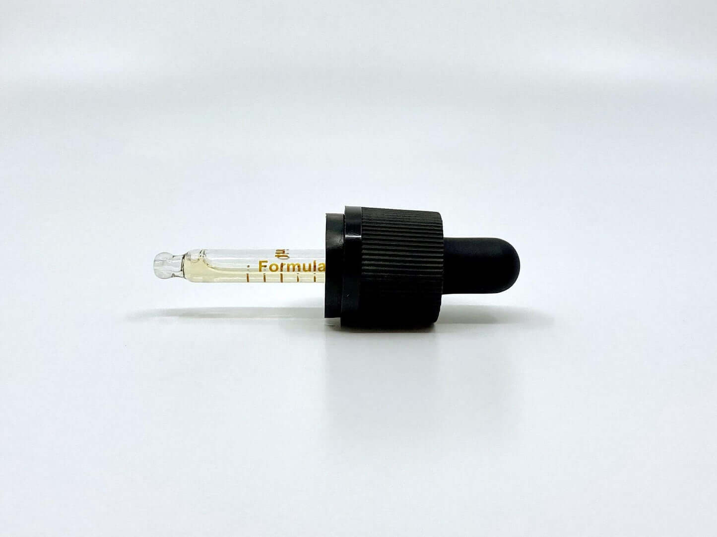 Pipetta dell'olio di CBD in sfondo bianco