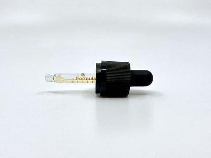 Pipetta dell'olio di CBD in sfondo bianco