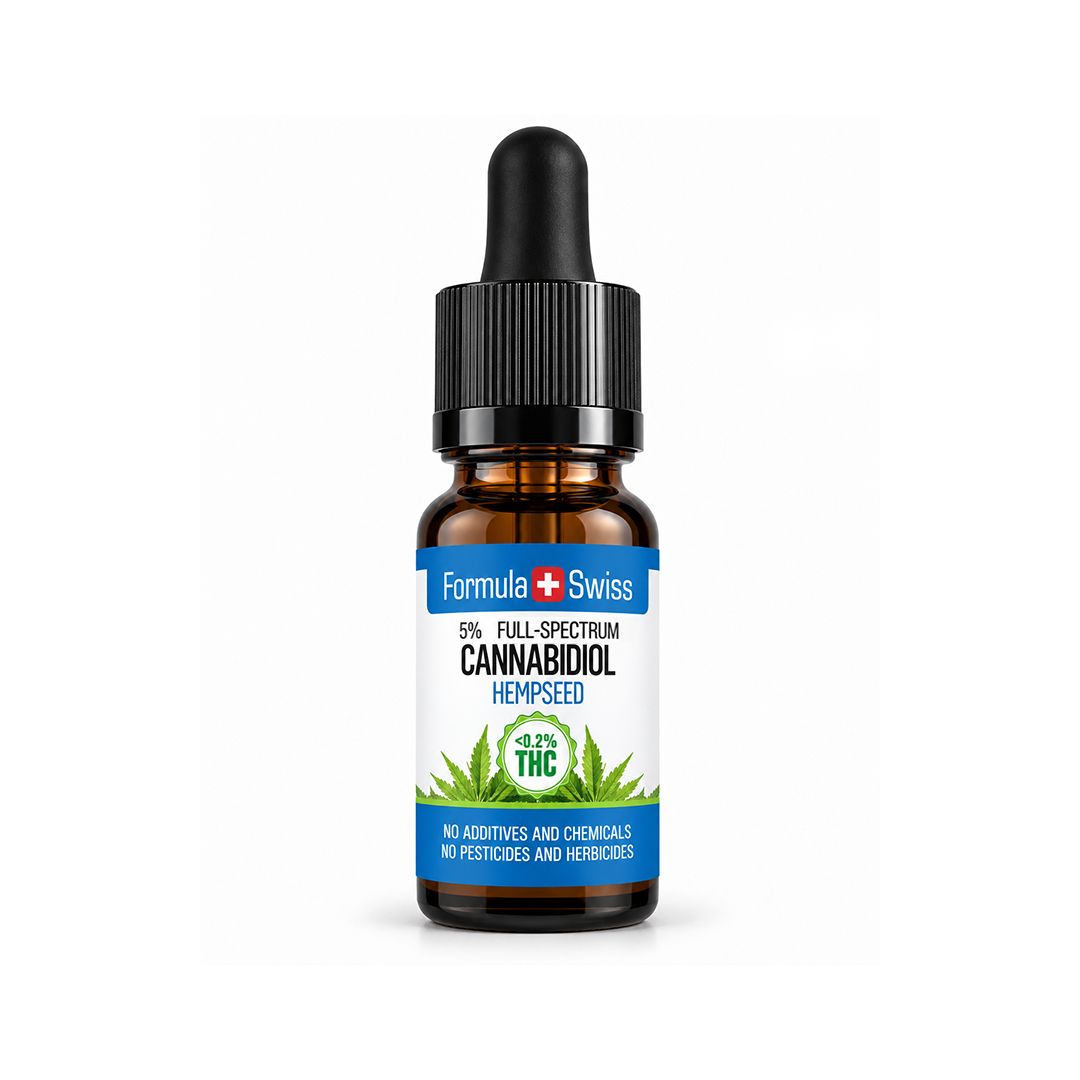 Flacone ambrato di olio di CBD Formula Swiss in olio di semi di canapa, etichetta bianca con bande blu e foglie di canapa